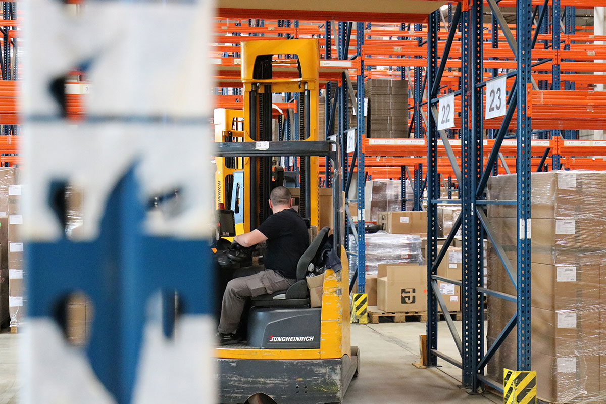 Gabelstapler unterwegs im Logistikzentrum